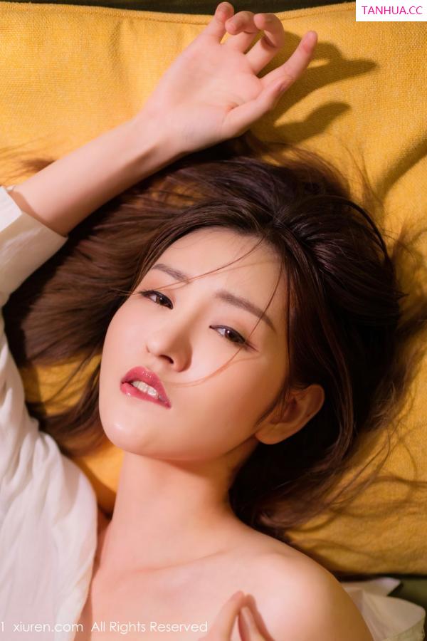 宅男女神沈梦瑶 慵懒的躺在沙发上